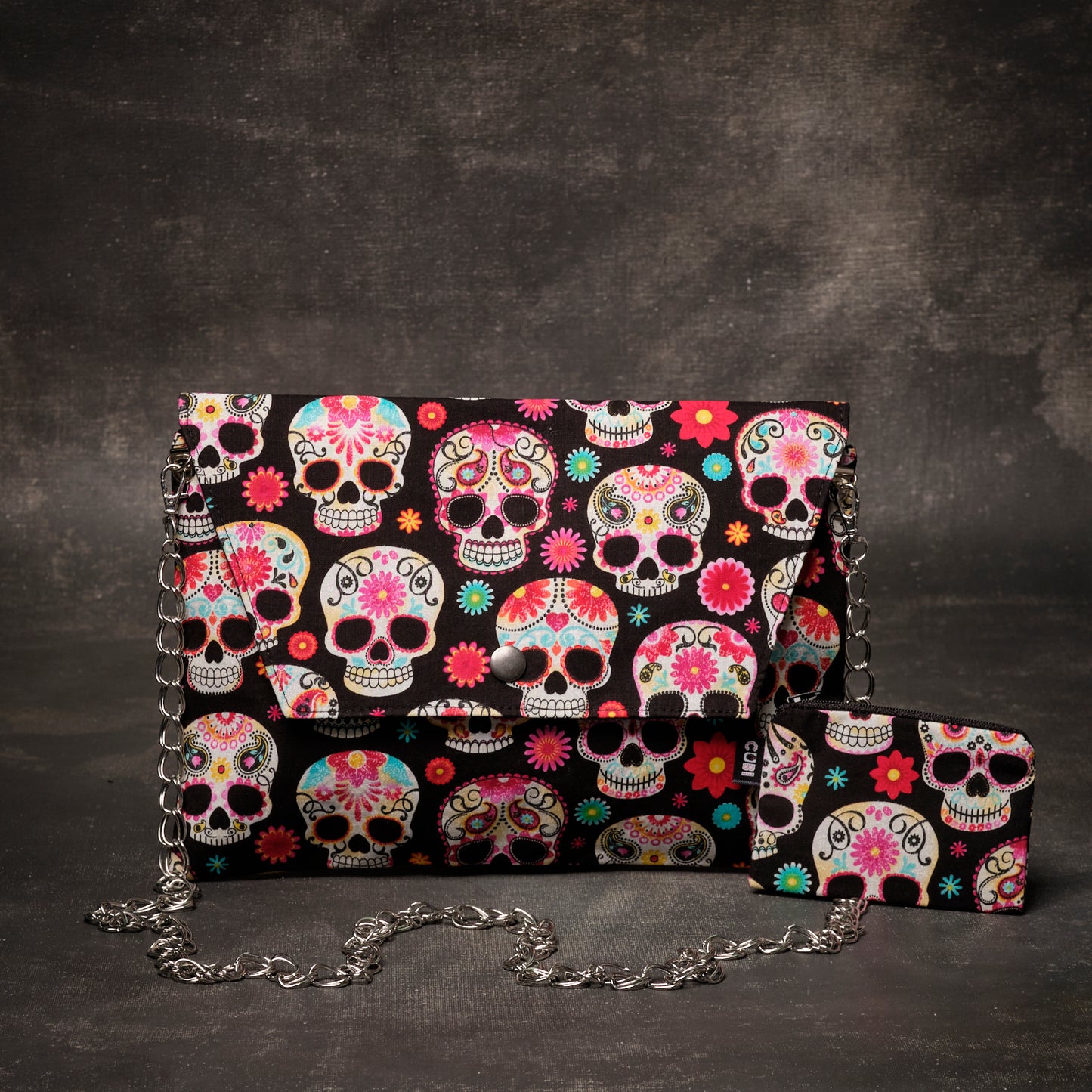 Bolso con Cadena Pink Skulls