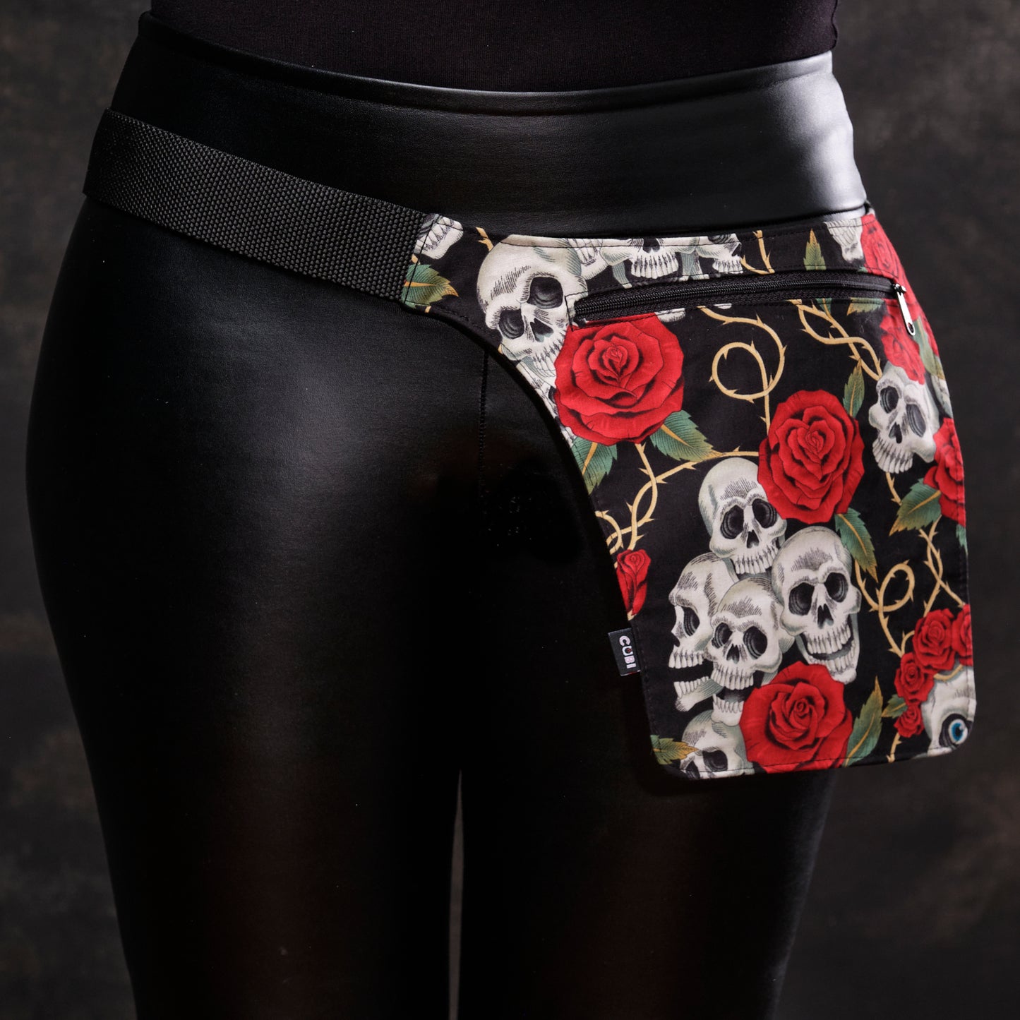 Riñonera skulls and Roses Red