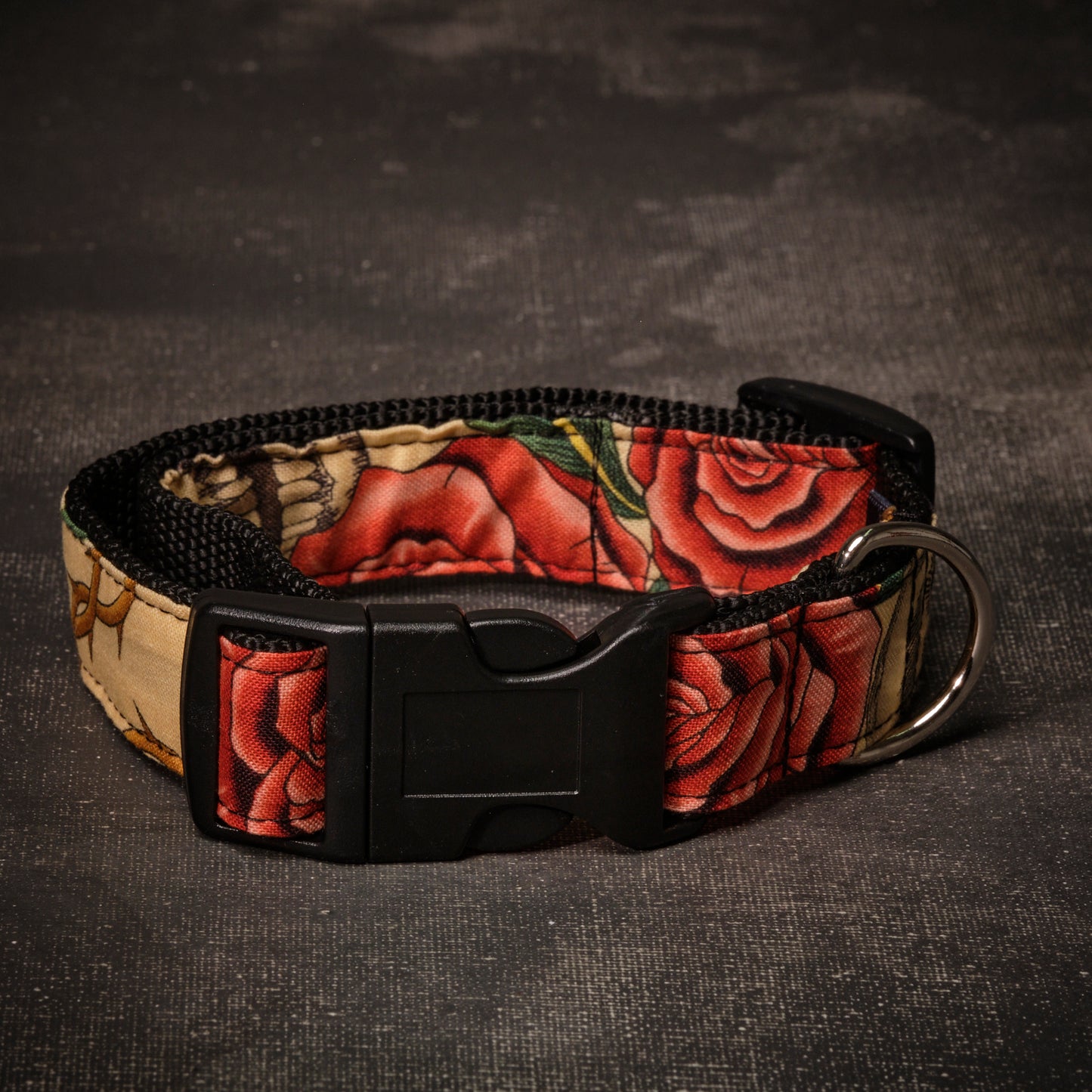 Collar Mediano Skulls and Roses Cream